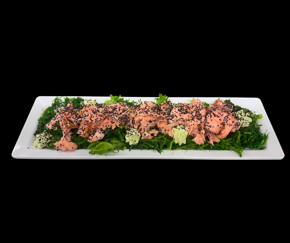Suitsutatud lõhe salat avokaadokreemi, wakame vetikate ja mandariinikastmega
